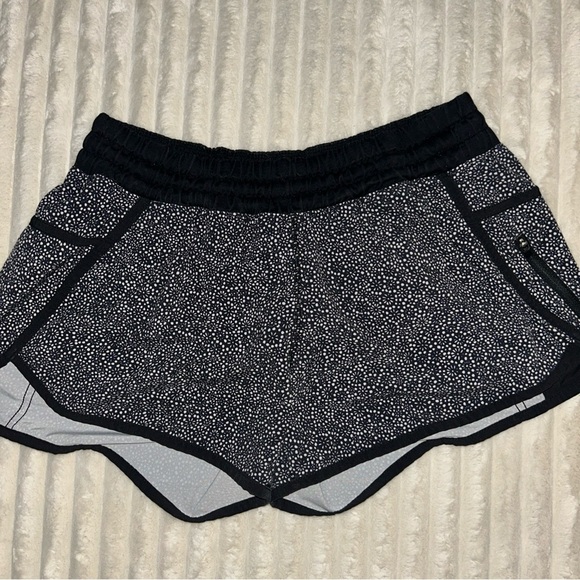Lululemon Athletica Black and White Patterned Shorts Tracker Size 10 - Picture 1 of 8